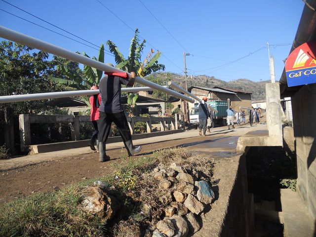 VECINOS DE LA ALDEA TZISBAJ OBRANDO POR SU AGUA POTABLE
